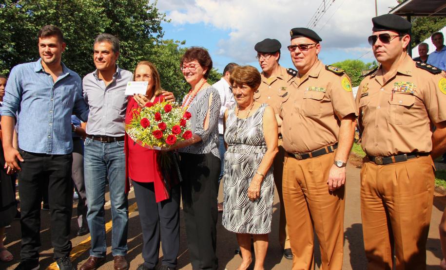 A Diretora do 2º CPM Rosa Maria Tanios Yatsu acompanhada do Governador Beto RichaProfessora Ana Seres Trento Comin Secretária de Estado da EducaçãoSecretária do Núcleo Regional de Educação de Londrina Professora Lucia CortezCapitão QOPM Alfredo Euclides Dias Netto Comandante do 2º Colégio Da Polícia MilitarComandante Geral da Polícia Militar Coronel QOPM Mauricio Tortato e Diretor de Ensino e Pesquisa Coronel QOPM Mauro Celso Monteiro