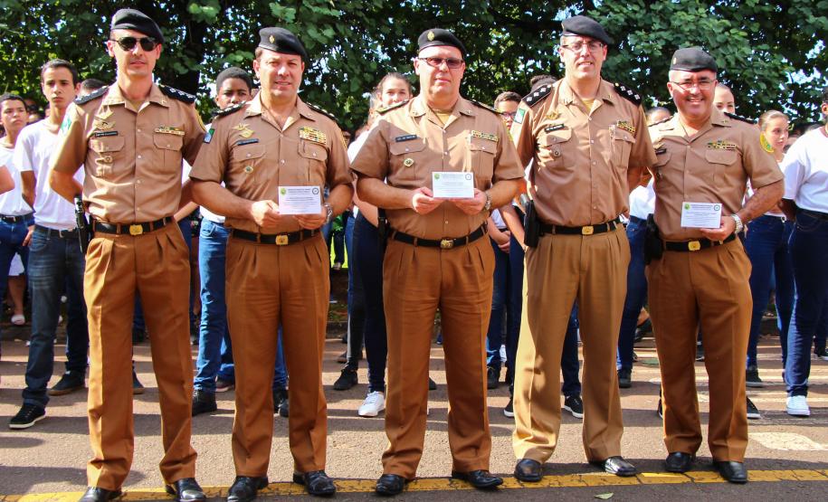 Da esquerda para a direita Capitão QOPM Juarez Saldanha Machado Subcomandante do 2º Colégio da Polícia MilitarDiretor de Ensino e Pesquisa Coronel QOPM Mauro Celso MonteiroComandante Geral da Polícia Militar Coronel QOPM Mauricio TortatoCapitão QOPM Alfredo Euclides Dias Netto Comandante do 2º Colégio Da Polícia Militar e Major QOPM Marcelo Toniolo de Oliveira Comandante do Colégio da Polícia Militar