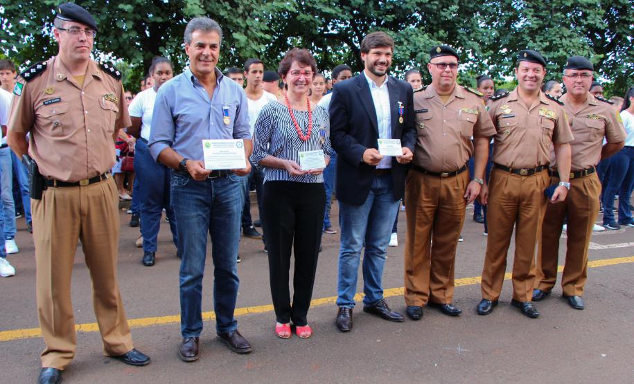 Da esquerda para direita Capitão QOPM Alfredo Euclides Dias Netto Comandante do 2º Colégio Da Polícia MilitarBeto Richa Governador do EstadoProfessora Ana Seres Trento Comin Secretária de Estado da EducaçãoDeputado Estadual Tiago AmaralComandante Geral da Polícia Militar Coronel QOPM Mauricio TortatoDiretor de Ensino e Pesquisa Coronel QOPM Mauro Celso MonteiroMajor QOPM Marcelo Toniolo de Oliveira Comandante do Colégio da Polícia Militar
