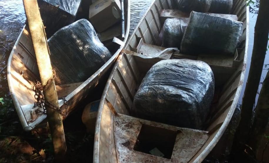BPFron apreende embarcações, 1,2 mil pacotes de cigarros contrabandeados do Paraguai e recupera veículo em Guaíra (PR)