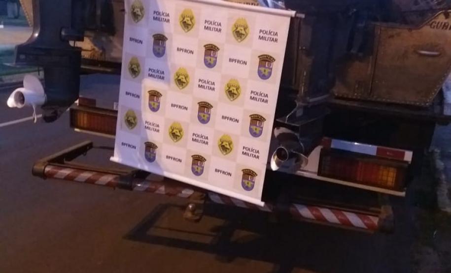 BPFron apreende embarcações, 1,2 mil pacotes de cigarros contrabandeados do Paraguai e recupera veículo em Guaíra (PR)