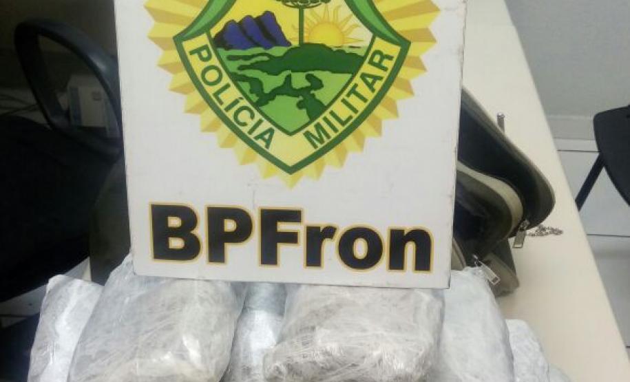 BPFron apreende 4,7 quilos de maconha durante abordagem a ônibus em Francisco Beltrão (PR)