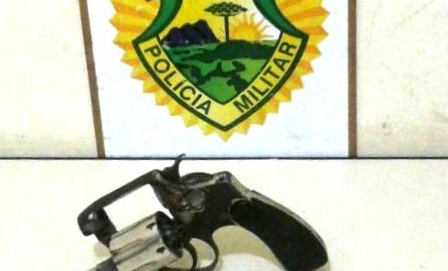 Rapaz é flagrado pela Polícia Militar em Ponta Grossa (PR) com um revólver e munições Rapaz é flagrado pela Polícia Militar em Ponta Grossa (PR) com um revólver e munições