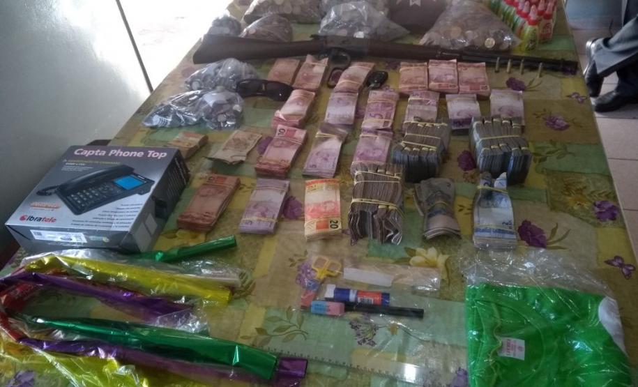 Polícia Militar recupera veículo e mais de R$ 22 mil em dinheiro após roubo a empresa na RMC; arma é apreendida Polícia Militar recupera veículo e mais de R$ 22 mil em dinheiro após roubo a empresa na RMC; arma é apreendida