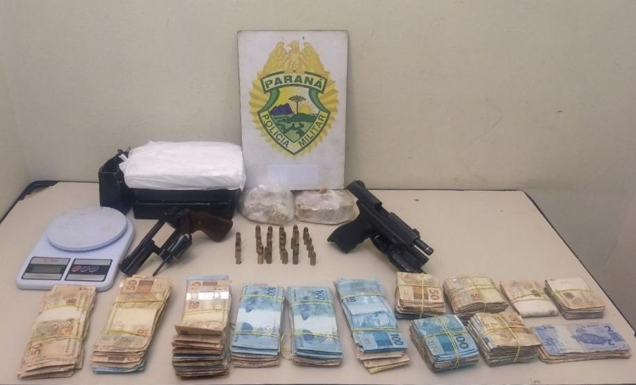 PM prende casal com quase cinco quilos de drogas, armas e mais de R$ 100 mil reais nos Campos Gerais PM prende casal com quase cinco quilos de drogas, armas e mais de R$ 100 mil reais nos Campos Gerais