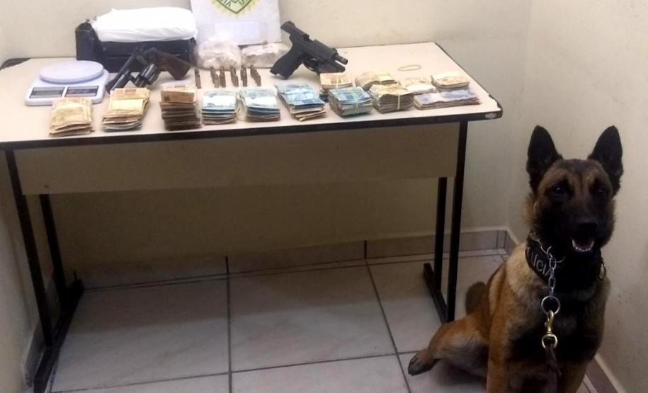 PM prende casal com quase cinco quilos de drogas, armas e mais de R$ 100 mil reais nos Campos Gerais PM prende casal com quase cinco quilos de drogas, armas e mais de R$ 100 mil reais nos Campos Gerais
