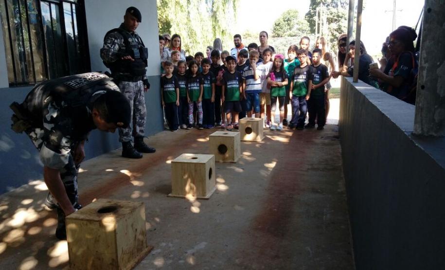 Crianças fazem visita a Batalhão da PM em Cascavel (PR), Oeste do estado Crianças fazem visita a Batalhão da PM em Cascavel (PR), Oeste do estado