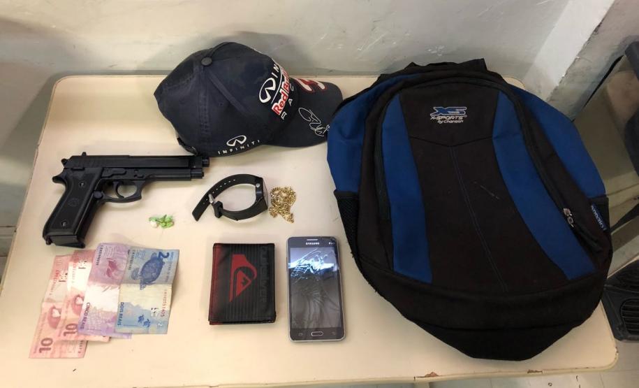 Suspeitos de envolvimento em roubos na região central de Curitiba são encaminhados pela Polícia Militar Suspeitos de envolvimento em roubos na região central de Curitiba são encaminhados pela Polícia Militar