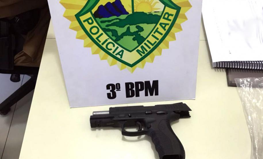 Policiais militares apreendem arma, diversas munições e recuperam veículo no Sudoeste do estado; um homem é preso