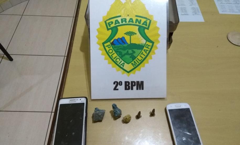 Equipes da PM apreendem pedras de crack e sementes de maconha, recuperam motocicleta e encaminha suspeitos no Norte Pioneiro
