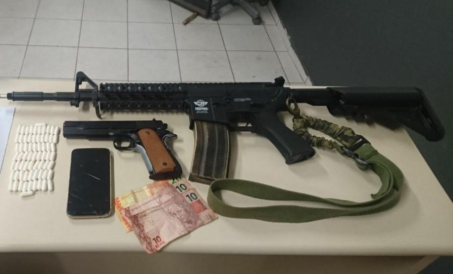 Em Colombo, na RMC, policiais militares apreendem armas de Airsoft, porções de cocaína e dinheiro