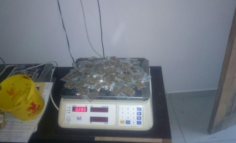 Policiais militares cumprem mandados de apreendem 35 quilos de maconha na RMC