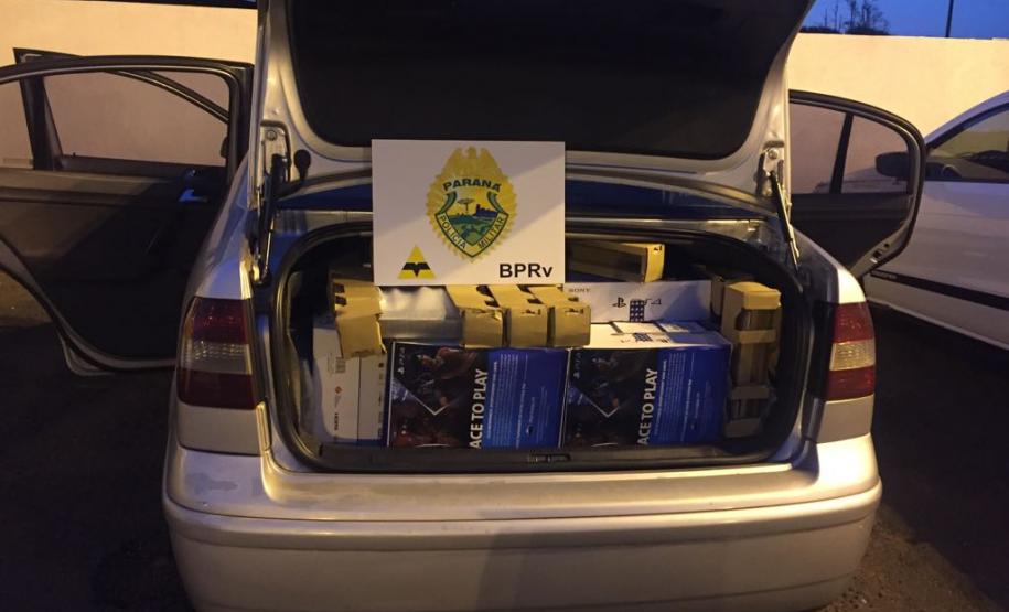 Abordagens na PR 323 resultam em mercadorias apreendidas e veículo recuperado