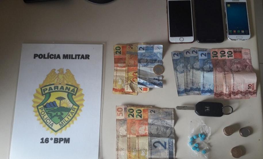 Trio é abordado e veículo recuperado pela PM em Guarapuava (PR); unidades de ecstasy são apreendidas