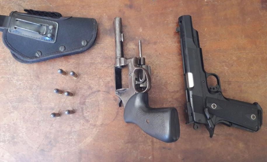 Em Apucarana, PM cumpre mandados judiciais e apreende armas de fogo; duas pessoas são presas