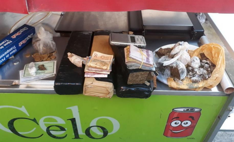 Equipes da PM apreendem drogas e dinheiro durante ações em Curitiba (PR); dois são encaminhados