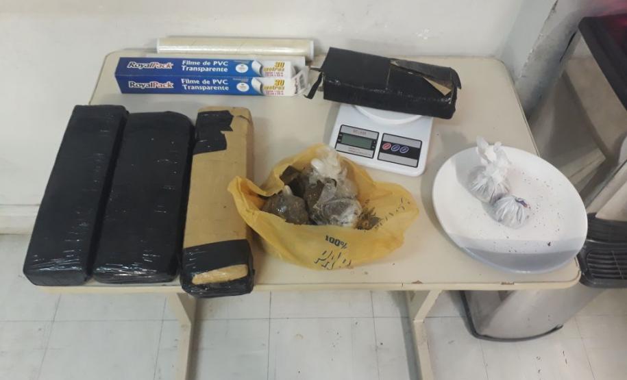 Equipes da PM apreendem drogas e dinheiro durante ações em Curitiba (PR); dois são encaminhados