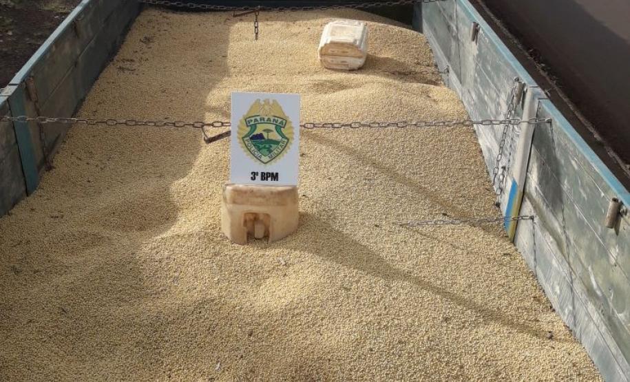 No Sudoeste do estado, PM recupera carga de soja e carro furtado