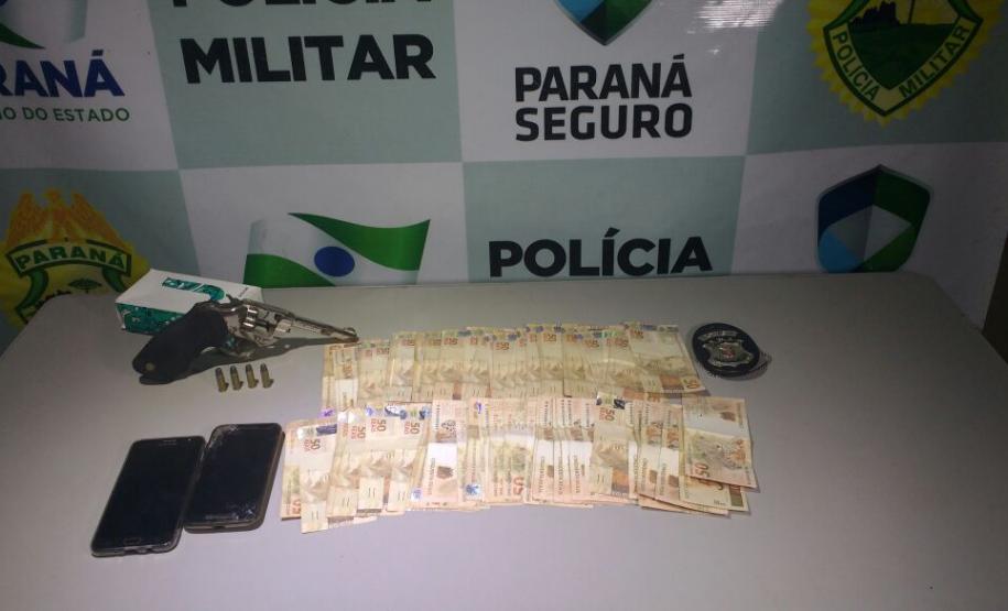 Veículo e objetos são recuperados, revólver é apreendido e dupla encaminhada pela PM após roubo em Cianorte Veículo e objetos são recuperados, revólver é apreendido e dupla encaminhada pela PM após roubo em Cianorte