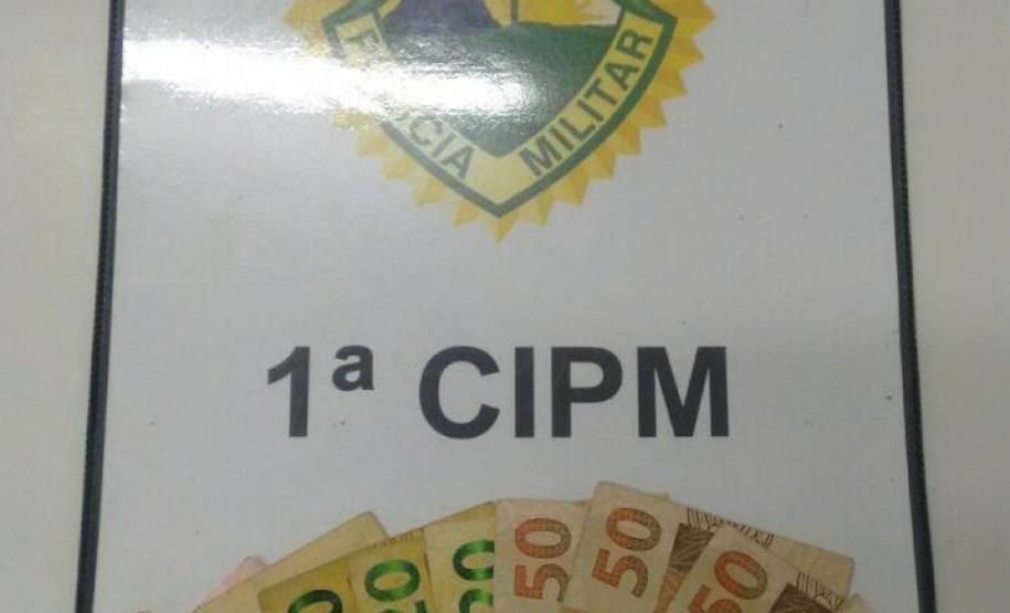 Dinheiro e cartão de banco furtados são recuperados e suspeitos encaminhados pela PM na Lapa Dinheiro e cartão de banco furtados são recuperados e suspeitos encaminhados pela PM na Lapa