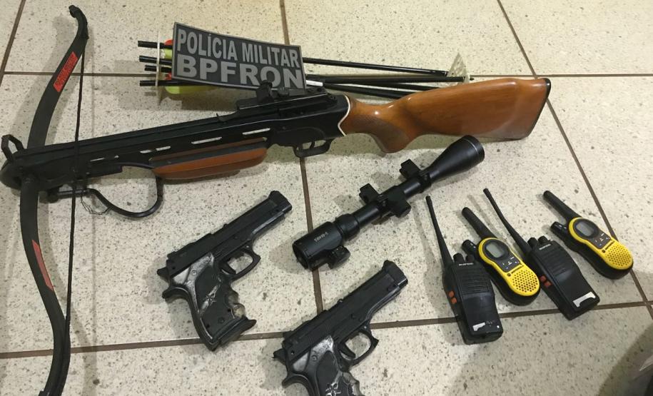 Militares estaduais capturam foragido e apreendem simulacros, rádios, luneta e motor de barco em Guaíra Militares estaduais capturam foragido e apreendem simulacros, rádios, luneta e motor de barco em Guaíra