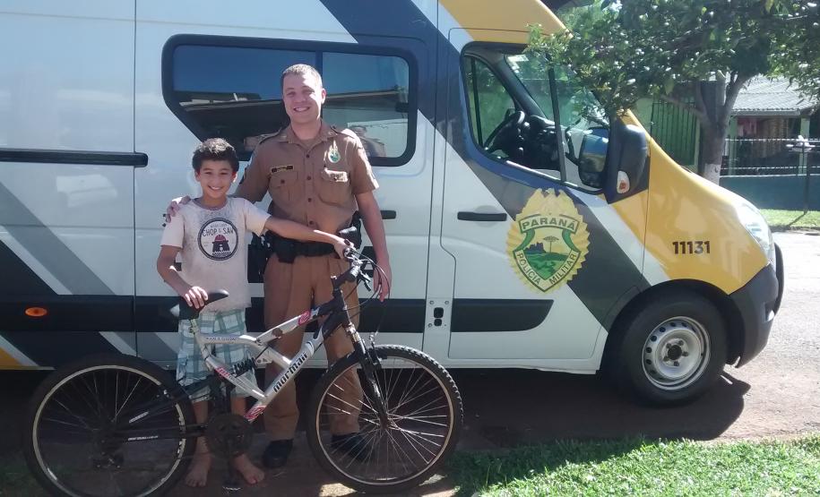 Militar estadual que possui projeto social no Sudoeste do estado presenteia garoto com bicicleta nova