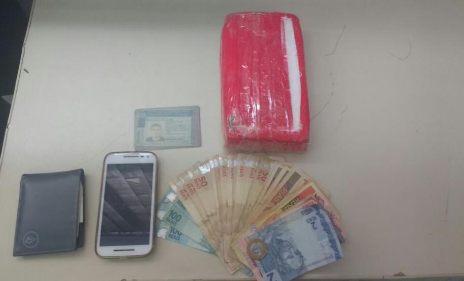 Na Capital do estado, dupla é flagrada pelo BOPE com um quilo de cocaína e mais de R$ 1,3 mil em dinheiro