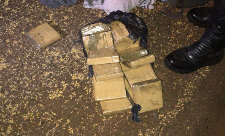 BPRv apreende invólucros de maconha durante abordagem na PR 323 no Oeste do PR