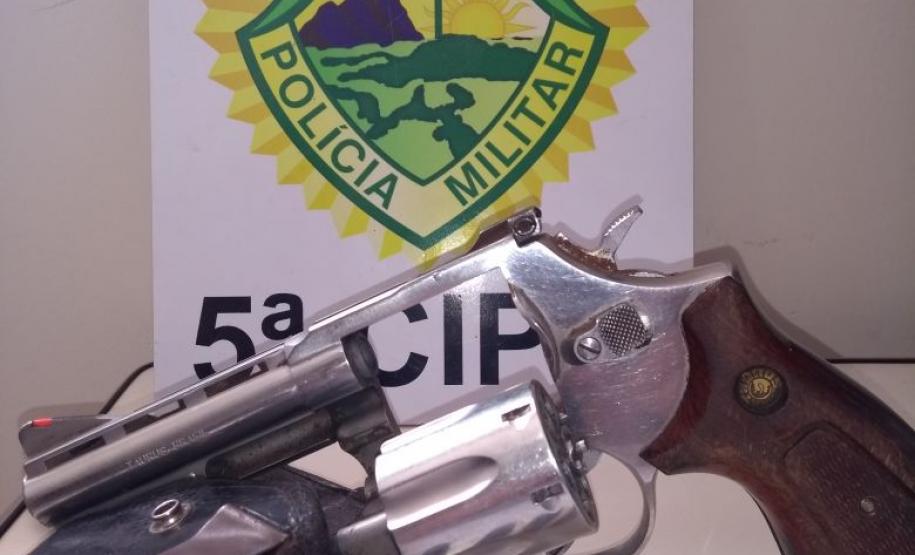 Em Cianorte, militares estaduais conduzem homem e apreendem revólver após denúncia