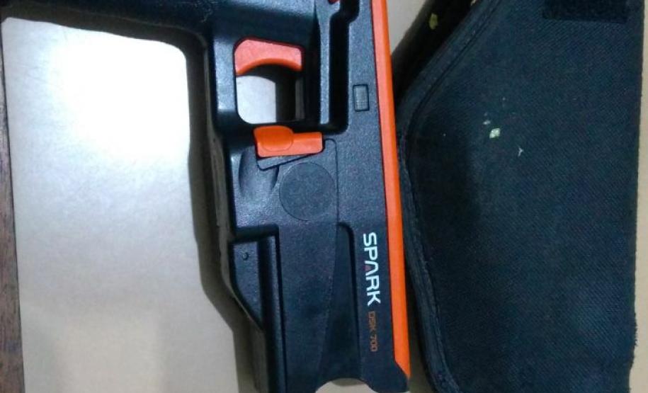 PM apreende simulacro e arma de choque no Sítio Cercado, na Capital