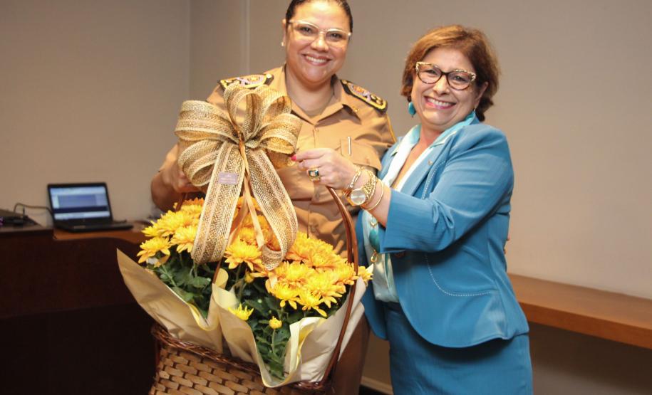 Curitiba, 25 de abril de 2018. Homenagem à Coronel Audilene na ACPCoronel Audilene Rosa de Paula Dias RochaMaria Cristina Coutinho Coordenadora do Conselho da Mulher Empresária