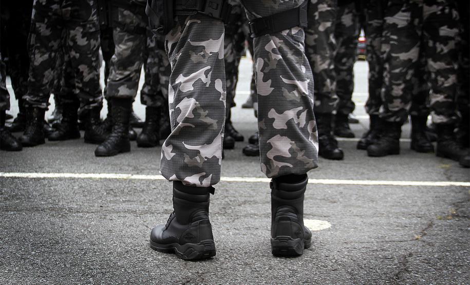 Drogas e dinheiro são apreendidos, veículo e carteiras de cigarros recuperados pelo BOPE na Capital do estado Drogas e dinheiro são apreendidos, veículo e carteiras de cigarros recuperados pelo BOPE na Capital do estado