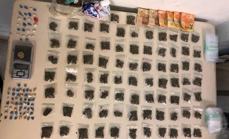 PM apreende pedras de crack, maconha e dinheiro em Curitiba; mulher e adolescente são encaminhadas PM apreende pedras de crack, maconha e dinheiro em Curitiba; mulher e adolescente são encaminhadas