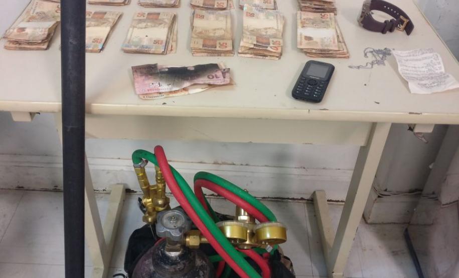 Trio tenta roubar banco, mas acaba abordado pela PM e R$ 12 mil são recuperados em Curitiba