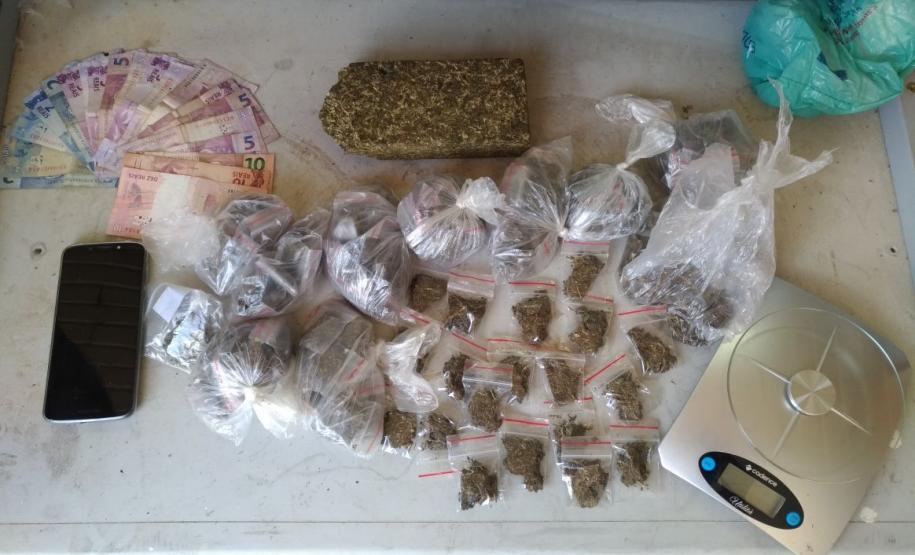 PM encaminha trio envolvido com tráfico de drogas à delegacia na RMC