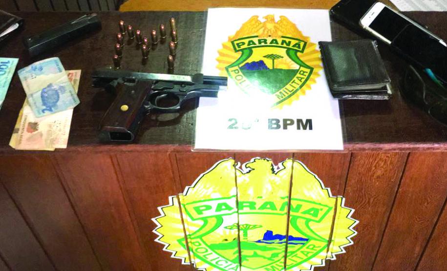 Em Curitiba, PM atende denúncia e recupera carro roubado; dupla é presa e arma de fogo apreendida