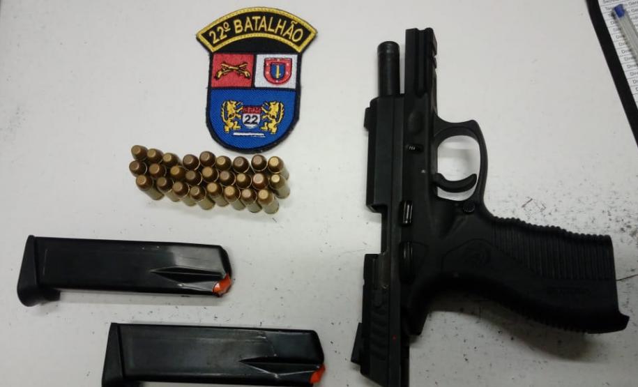 PM apreende pistola e encaminha dupla à delegacia em Almirante Tamandaré, na RMC