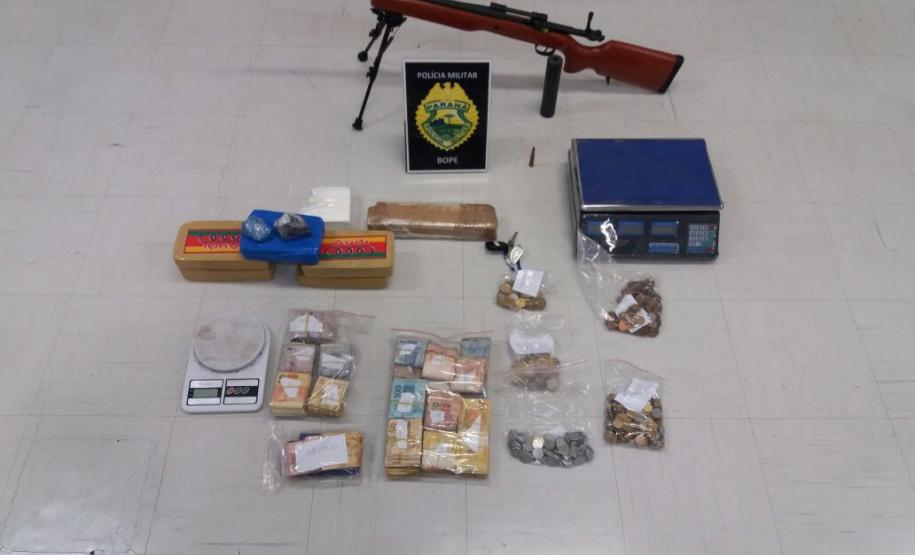 Fuzil e mais de 5 quilos de crack são apreendidos pelo BOPE no Pinheirinho, em Curitibaq Fuzil e mais de 5 quilos de crack são apreendidos pelo BOPE no Pinheirinho, em Curitiba
