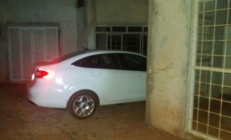 PM recupera dois carros roubados na região rural de Londrina (PR) PM recupera dois carros roubados na região rural de Londrina (PR)