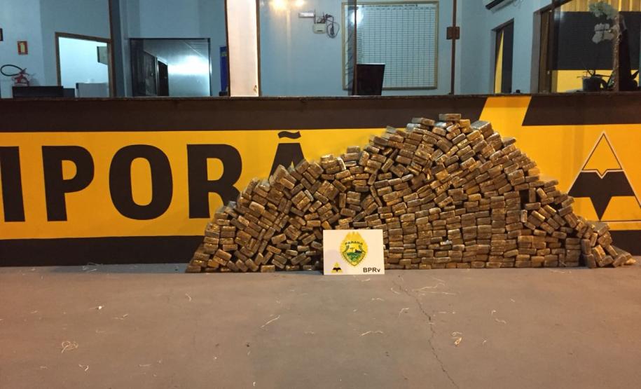 Na PR 323, PM apreende 371 quilos e recupera carro roubado em Iporã (PR) Na PR 323, PM apreende 371 quilos e recupera carro roubado em Iporã (PR)