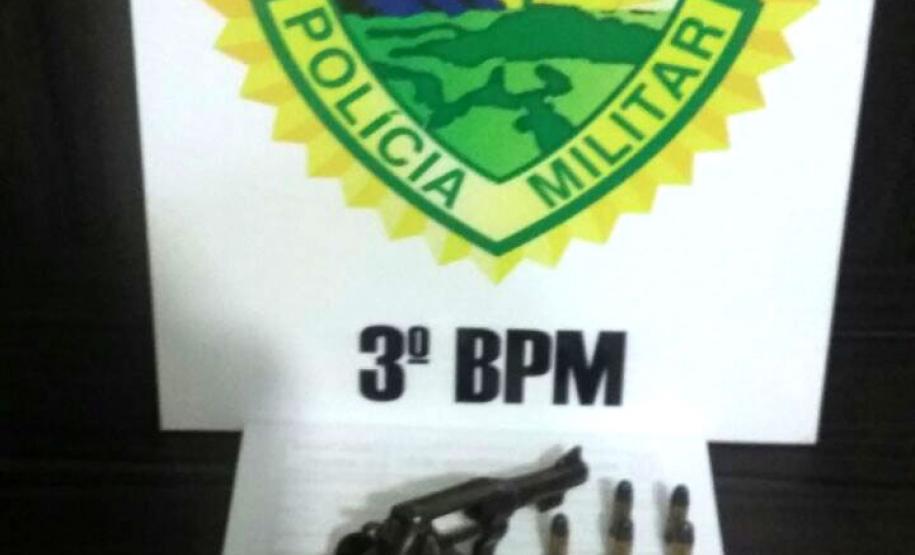 PM apreende revólver, munições e encaminha dois suspeitos à delegacia em Palmas, no Sudoeste do Paraná PM apreende revólver, munições e encaminha dois suspeitos à delegacia em Palmas, no Sudoeste do Paraná