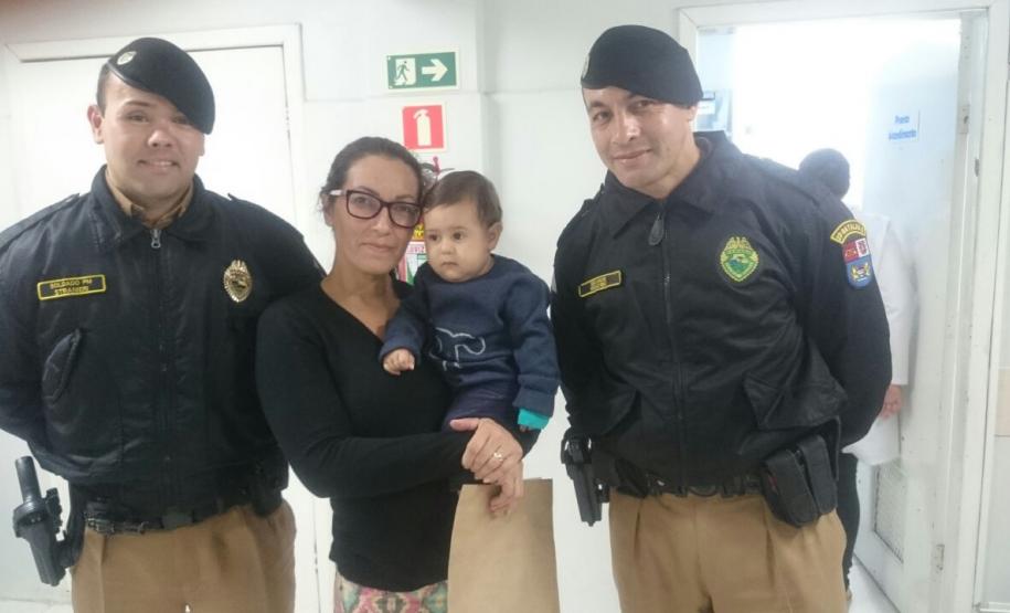 Policiais militares salvam vida de garoto que estava engasgado na RMC Policiais militares salvam vida de garoto que estava engasgado na RMC