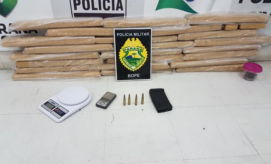 No Sítio Cercado, BOPE apreende mais de 20 quilos de maconha e prende homem No Sítio Cercado, BOPE apreende mais de 20 quilos de maconha e prende homem