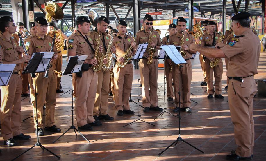 Curitiba, 11 de maio de 2018. 11-05-2018 Entrega de rosas em homenagem ao Dia das Mães