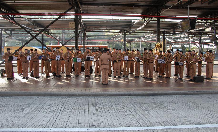 Curitiba, 11 de maio de 2018. 11-05-2018 Entrega de rosas em homenagem ao Dia das Mães