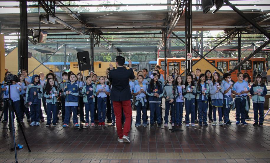 Curitiba, 11 de maio de 2018. 11-05-2018 Entrega de rosas em homenagem ao Dia das Mães
