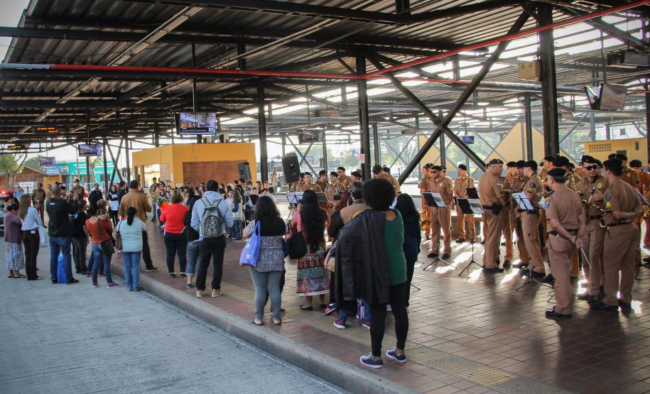 Curitiba, 11 de maio de 2018. 11-05-2018 Entrega de rosas em homenagem ao Dia das Mães