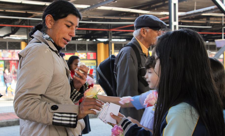 Curitiba, 11 de maio de 2018. 11-05-2018 Entrega de rosas em homenagem ao Dia das Mães