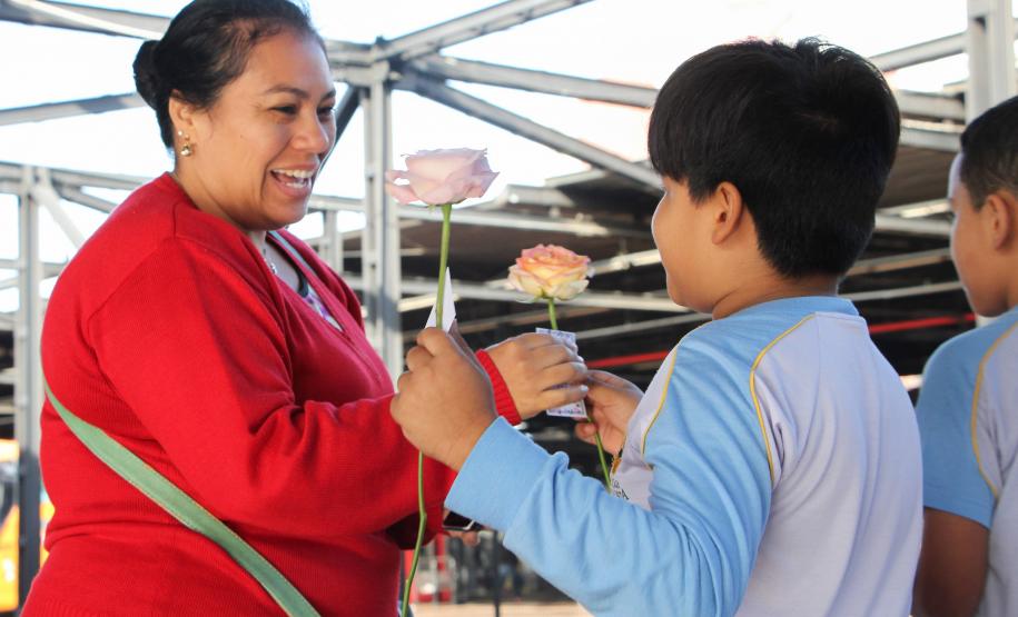 Curitiba, 11 de maio de 2018. 11-05-2018 Entrega de rosas em homenagem ao Dia das Mães