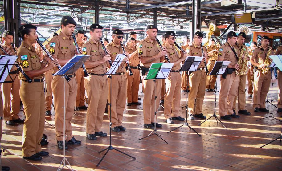 Curitiba, 11 de maio de 2018. 11-05-2018 Entrega de rosas em homenagem ao Dia das Mães